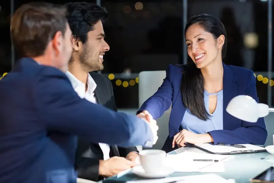 Businessman shaking hands with a colleague in the office (1)